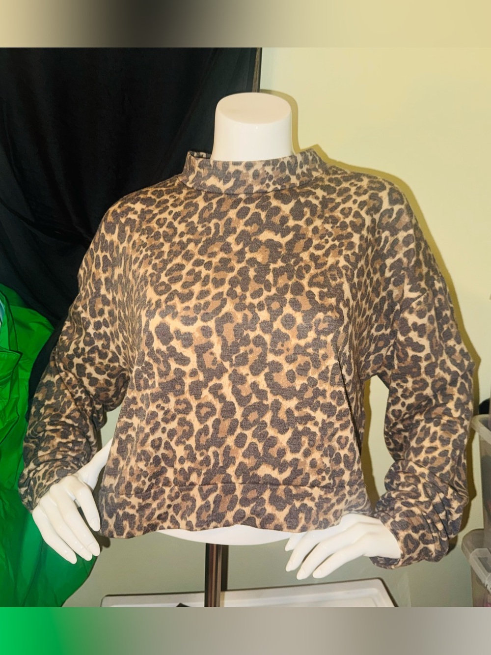 👑 Size Medium Leopard Print Mock Neck Pullover Sweatshirt - Brown